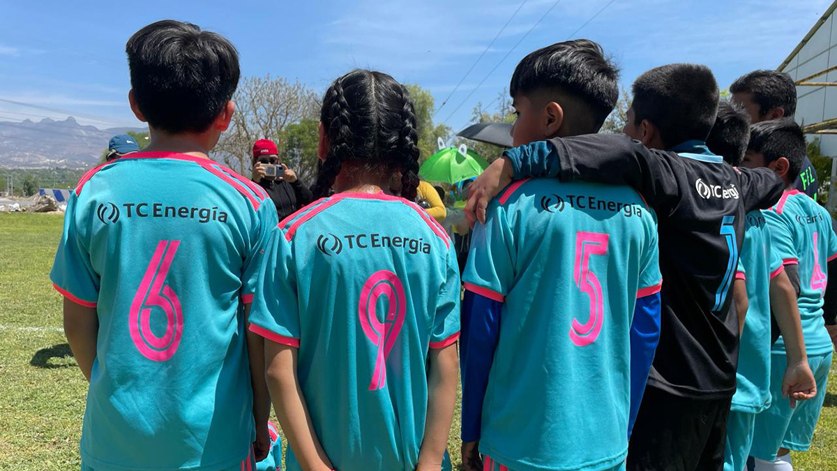 Niños viendo el juego