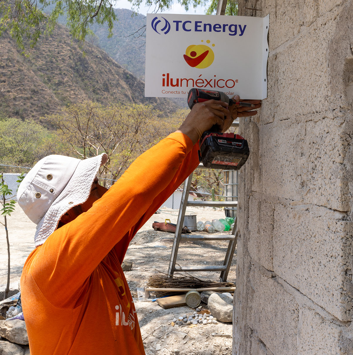 Además de los paneles, TC Energía donó los materiales, la mano de obra y se compromete a subsidiar, durante cinco años, la mayor parte del costo mensual de mantenimiento de estos sistemas.
